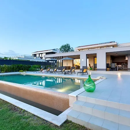 Modern Damian With Jacuzzi Near Porec